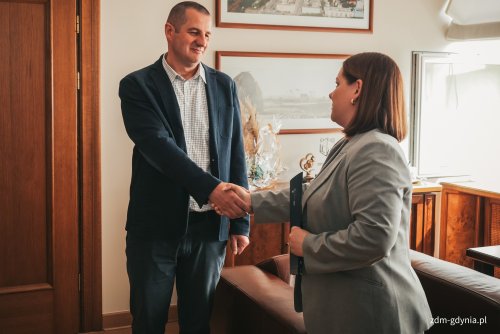 Prezydent Gdyni Aleksandra Kosiorek podziękowała Piotrowi Pellowskiemu za działania, które podczas pożaru pozwoliły zabezpieczyć sprzęt oraz pojazdy Bazy Północnej LiZUD (fot. Marcin Mielewski)