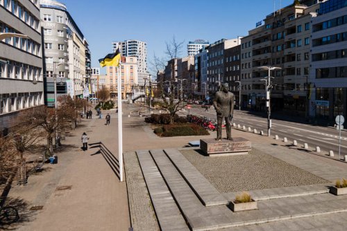 W Dniu Jedności Kaszubów Gdynia mieni się czarno-złotymi barwami – flagi dumnie powiewają na Placu Kaszubskim i wzdłuż Świętojańskiej, symbolizując kaszubską tożsamość miasta. (fot. Michał Sałata)