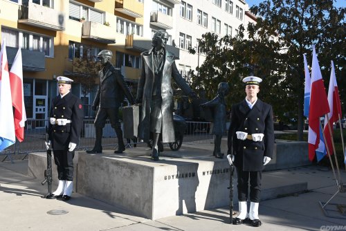 Posterunek honorowy przy pomniku Gdynian Wysiedlonych. Zdjęcie archiwalne z 2024 roku (fot. Dominika Sobiech)