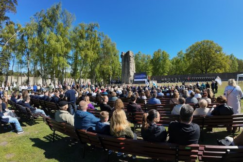 Uroczystości z okazji 81. rocznicy zakończenia II wojny światowej oraz uwolnienia ostatnich więźniów niemieckiego nazistowskiego obozu koncentracyjnego Stutthof odbyły się pod Pomnikiem Walki i Męczeństwa w Muzeum Stutthof w Sztutowie (fot. Muzeum Stutthof w Sztutowie)