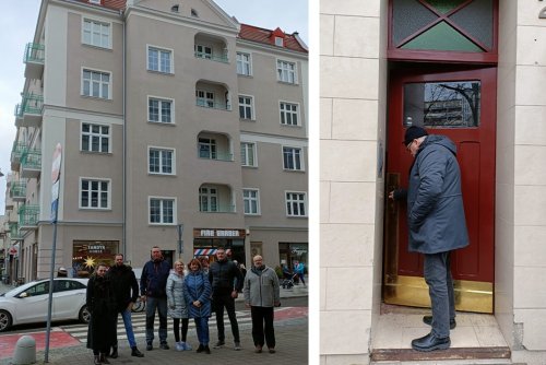 Właściciele obiektów podczas odbioru prac dofinansowanych z programu dotacji (kamienica przy ulicy Żołnierzy I Armii Wojska Polskiego 1 i drzwi w kamienicy przy Skwerze Kościuszki 20; fot. Biuro Miejskiego Konserwatora Zabytków)