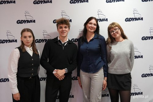 Prezydium Młodzieżowej Rady Miasta w obecnym składzie. Na zdjęciu (od lewej): Iga Drzewiecka (wiceprzewodnicząca), Aleksy Żukowski (przewodniczący), Milena Kamińska (wiceprzewodnicząca) i Maja Firgon (sekretarz) (fot. Karolina Szypelt)