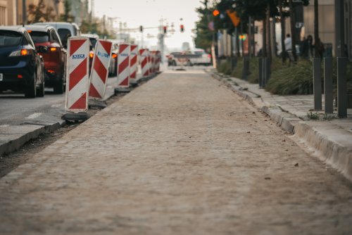 ul. 10 Lutego po zakończeniu fugowania pasów z kostki kamiennej (fot. Marcin Mielewski)