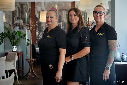 Karolina Płocka – managerka restauracji Moon w Gdyni wraz z dwoma członkiniami zespołu (fot. Magdalena Czernek)