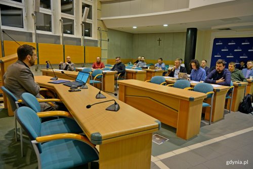 Członkowie Rady ds. Mężczyzn, radni miasta oraz obserwatorzy podczas drugiego posiedzenia Rady ds. Mężczyzn (fot. Magdalena Czernek)