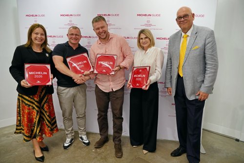 Od lewej: wiceprezydentka Gdyni Oktawia Gorzeńska, Piotr Ciomek z Oberży 86, Piotr Lemański z Butchery & Wine, skarbnik miasta Honorata Krupka oraz Maciej Dobrzyniecki – prezydent Akademii Gastronomicznej w Polsce podczas ceremonii rozdania plakiet Michelin 2026 (fot. Magdalena Czernek)