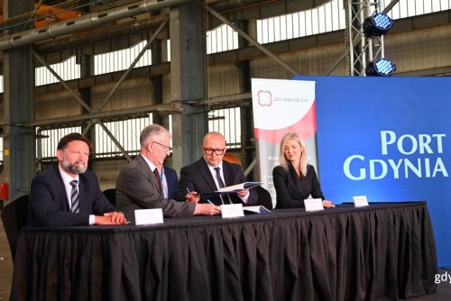 Umowę podpisali przedstawiciele Portu Gdynia oraz Zakładu Konstrukcji Spawanych FERRUM: Piotr Gorzeński prezes zarządu Morskiego Portu Gdynia, Walery Tankiewicz wiceprezes zarządu Morskiego Portu Gdynia S.A., Krzysztof Kasprzycki prezes zarządu i dyrektor zarządzający Zakładu Konstrukcji Spawanych FERRUM S.A. oraz Honorata Szlachetka, wiceprezes zarządu Zakładu Konstrukcji Spawanych FERRUM S.A. (fot. Zofia Marczak)