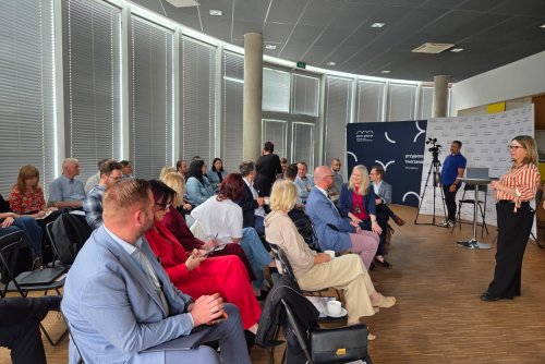 Spotkanie Zespołu ds. Proinnowacyjnych Kompetencji i Rozwoju Talentów w ramach komisji Gospodarczej OMGGS. Wydarzenie prowadzi pomysłodawczyni i liderka projektu, wiceprezydentka Gdyni Oktawia Gorzeńska (fot. Dorota Patzer)