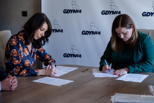 Na zdjęciu (od lewej): Agnieszka Jankowska, prezes Przedsiębiorstwa Komunikacji Autobusowej i Przedsiębiorstwa Komunikacji Trolejbusowej oraz Aleksandra Kosiorek, prezydent Gdyni (fot. Natalia Kawalerowicz)