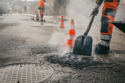 Zabezpieczanie ubytków na gdyńskich ulicach (fot. Marcin Mielewski/Zarząd Dróg Miejskich)