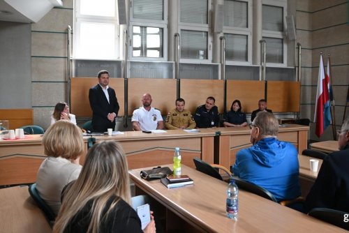 Na pytania działkowców odpowiadali przedstawiciele służb mundurowych. (fot. Łukasz Kamasz)