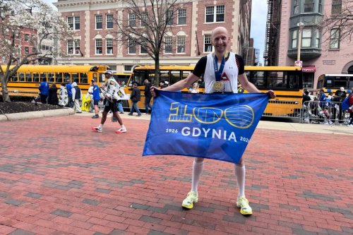 Piotr Suchenia na mecie Boston Marathon 2026 (fot. archiwum prywatne)