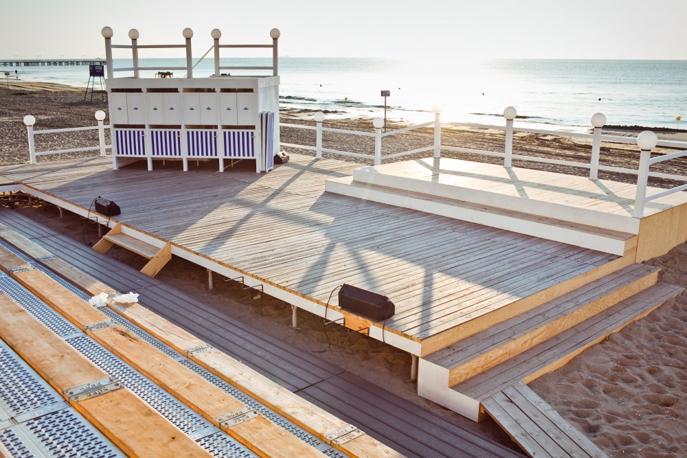 Scena Letnia Teatru Miejskiego na plaży z widokiem na morze