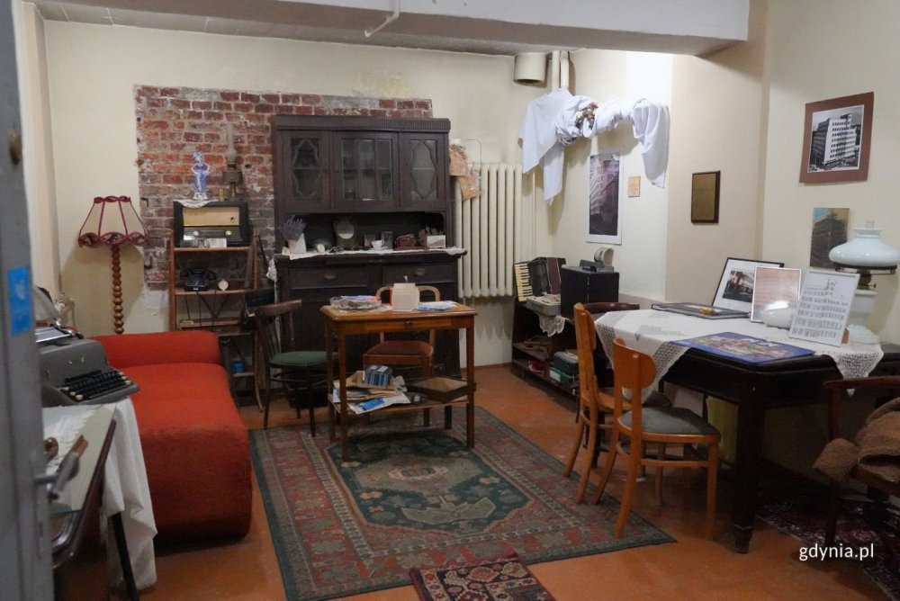 Wnętrze mini Muzeum Bankowiec, zdjęcie przedstawia salon