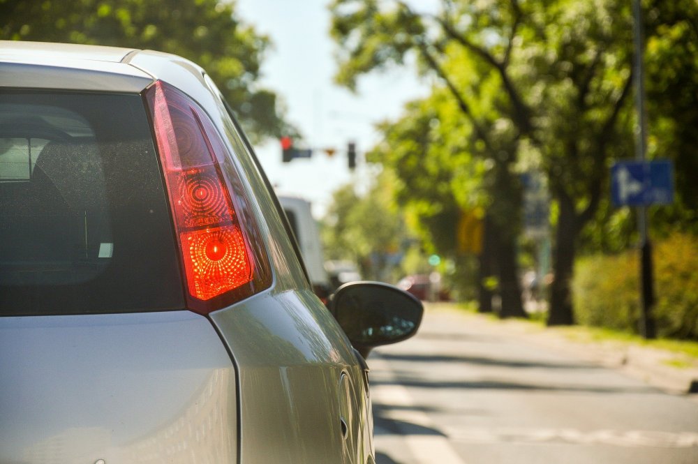 Wypożyczalnia samochodów - auto w terenie