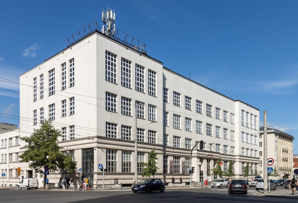 Modernistyczny budynek Poczty Głównej w Gdyni, widok z zewnątrz