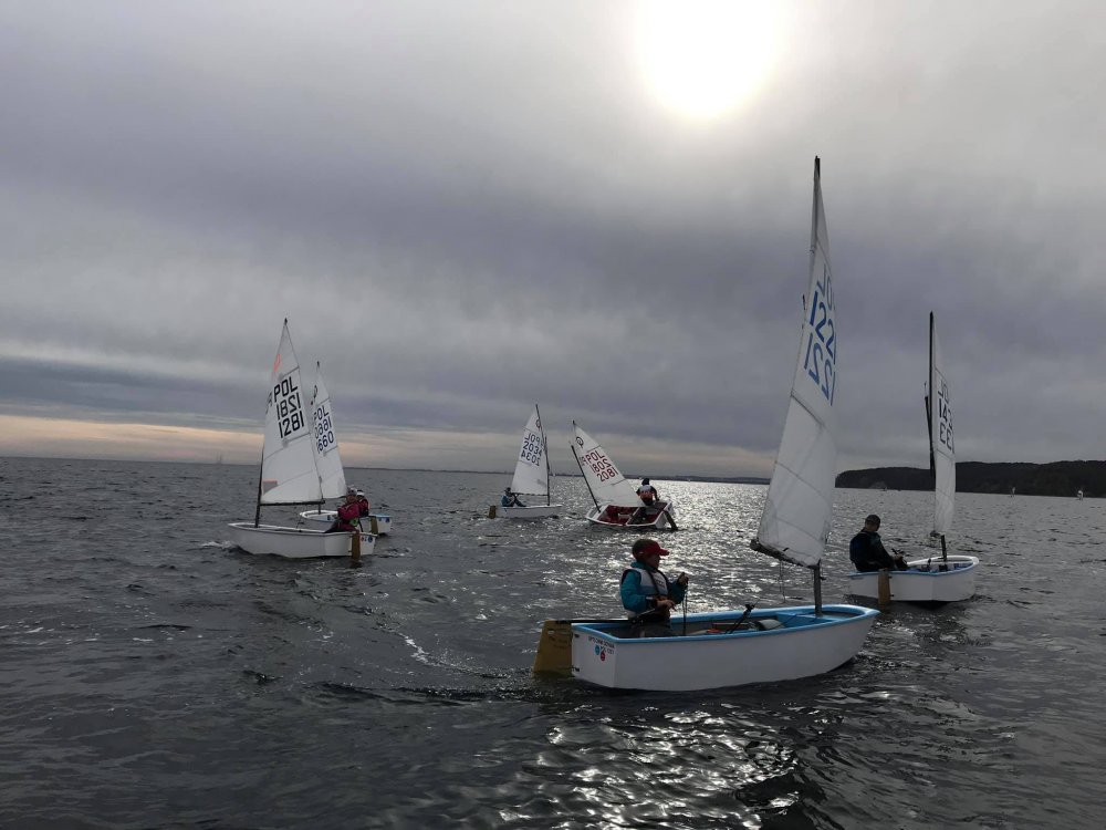 Uczniowski Klub Żeglarski OPTI CWM łódki typu optimist na wodzie