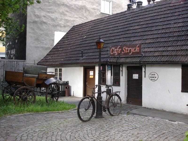 Historyczny domek rybacki, aktualnie Cafe Strych - widok budynku z zewnątrz