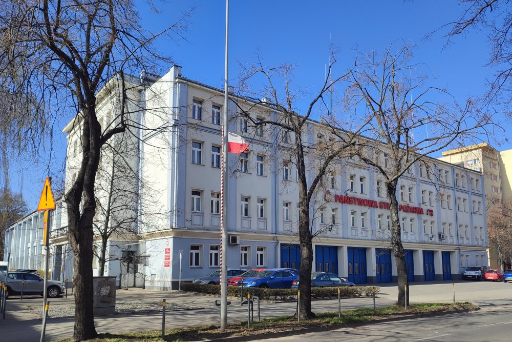 Budynek Straży pożarnej z zewnątrz - modernizm