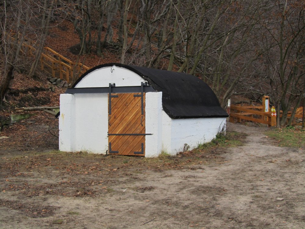 Schron na reflektor przy ul. Orłowskiej widok z zewnątrz