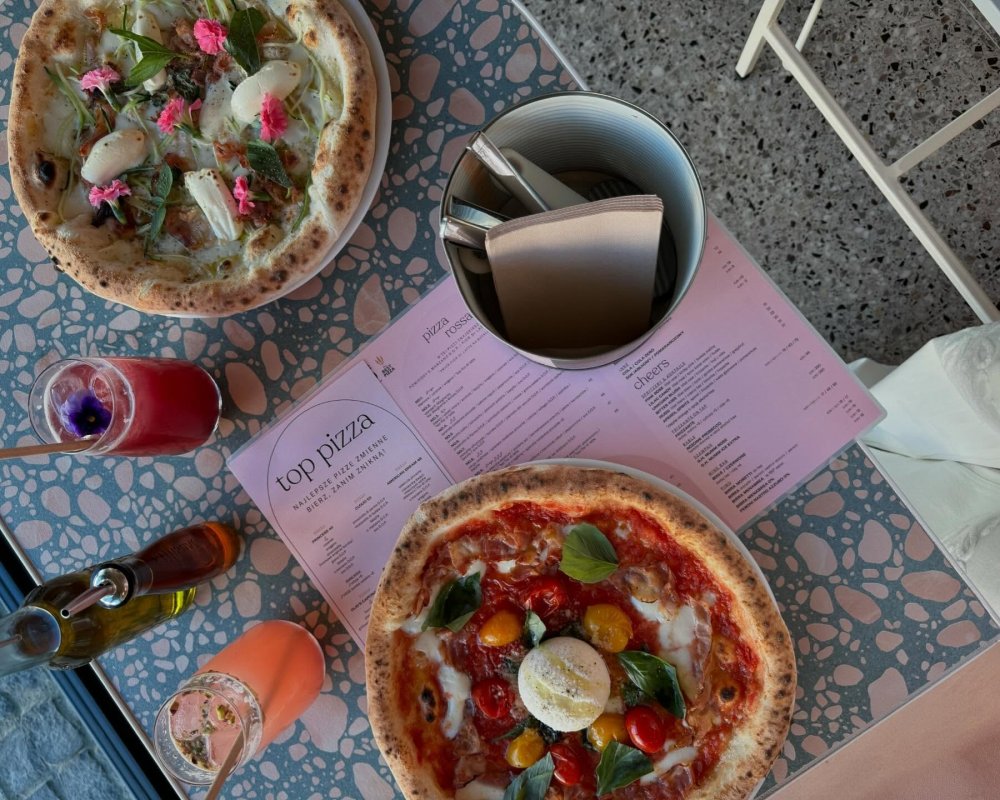 Pizza serwowana w lokalu Olio Pizza Napoletana