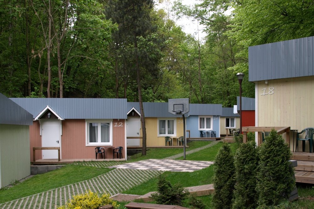 Ośrodek wypoczynkowy Razem nad morzem, widok domków wypoczynkowych z zewnątrz