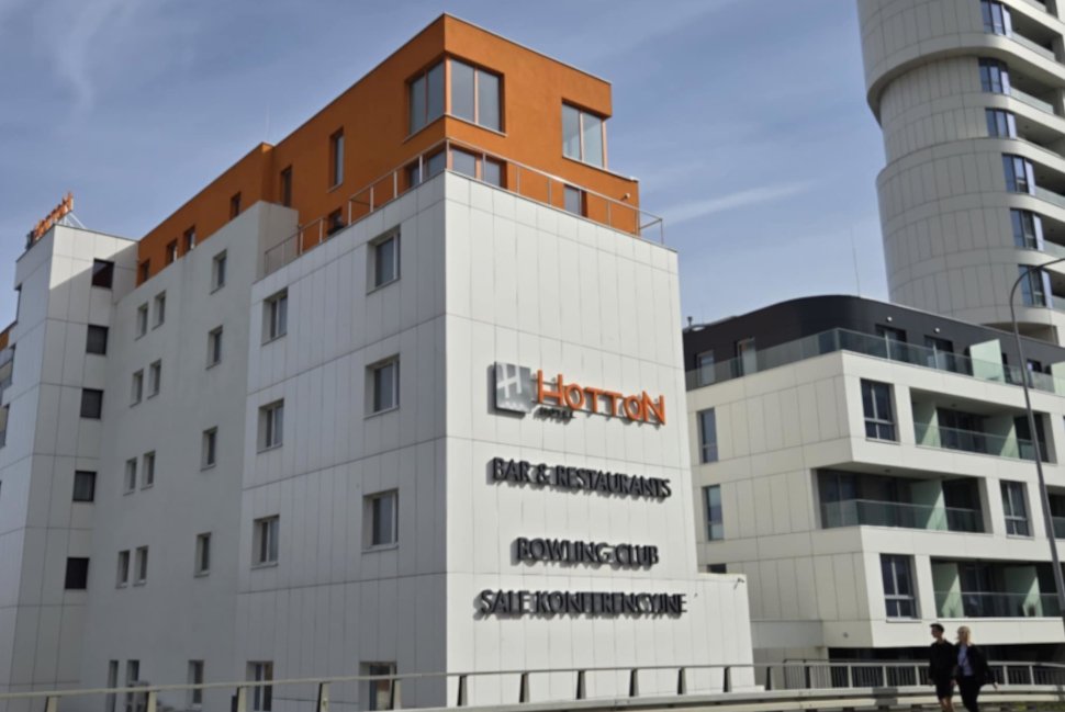 Hotel Hotton widok z zewnątrz