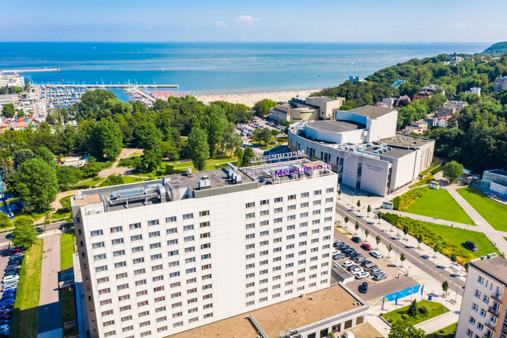 Hotel Mercure Gdynia Centrum, widok na obiekt z lotu ptaka
