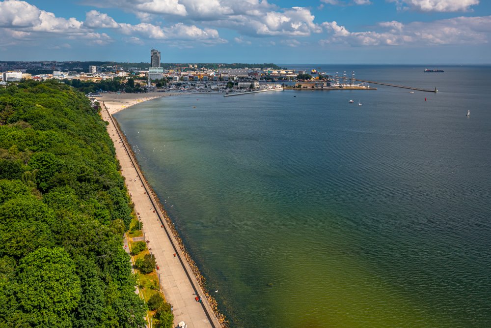 Widok na gdyński Bulwar, plażę, miasto z lotu ptaka
