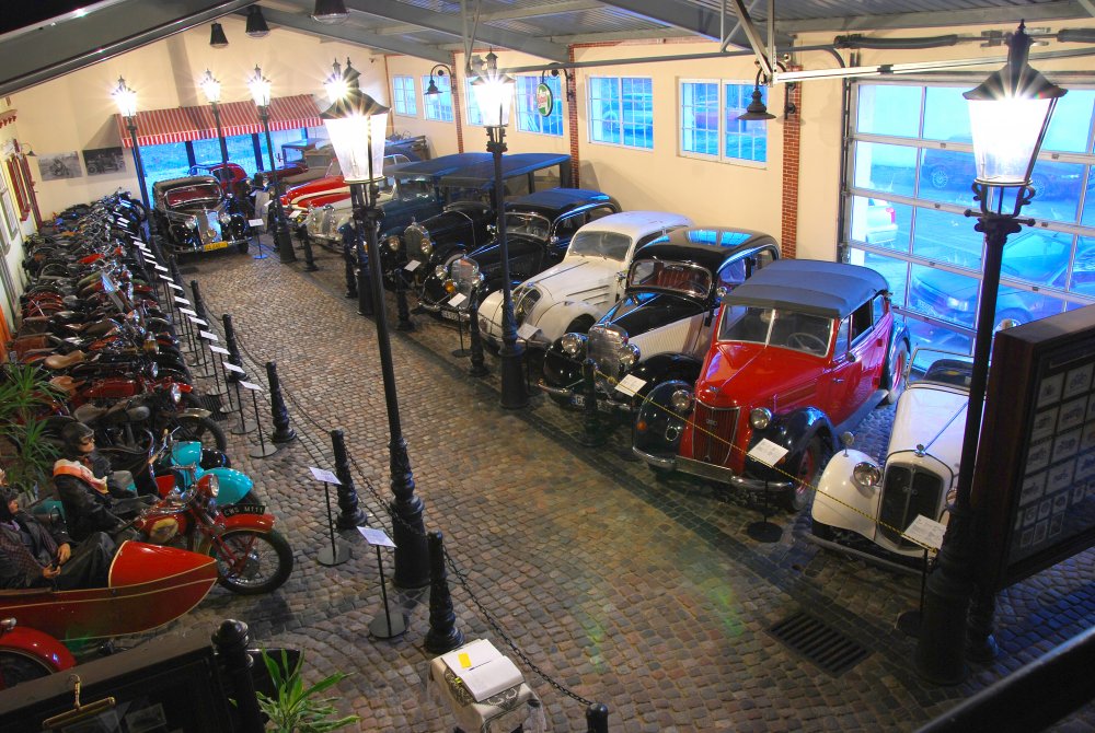Gdyńskie Muzeum Motoryzacji widok starych samochodów