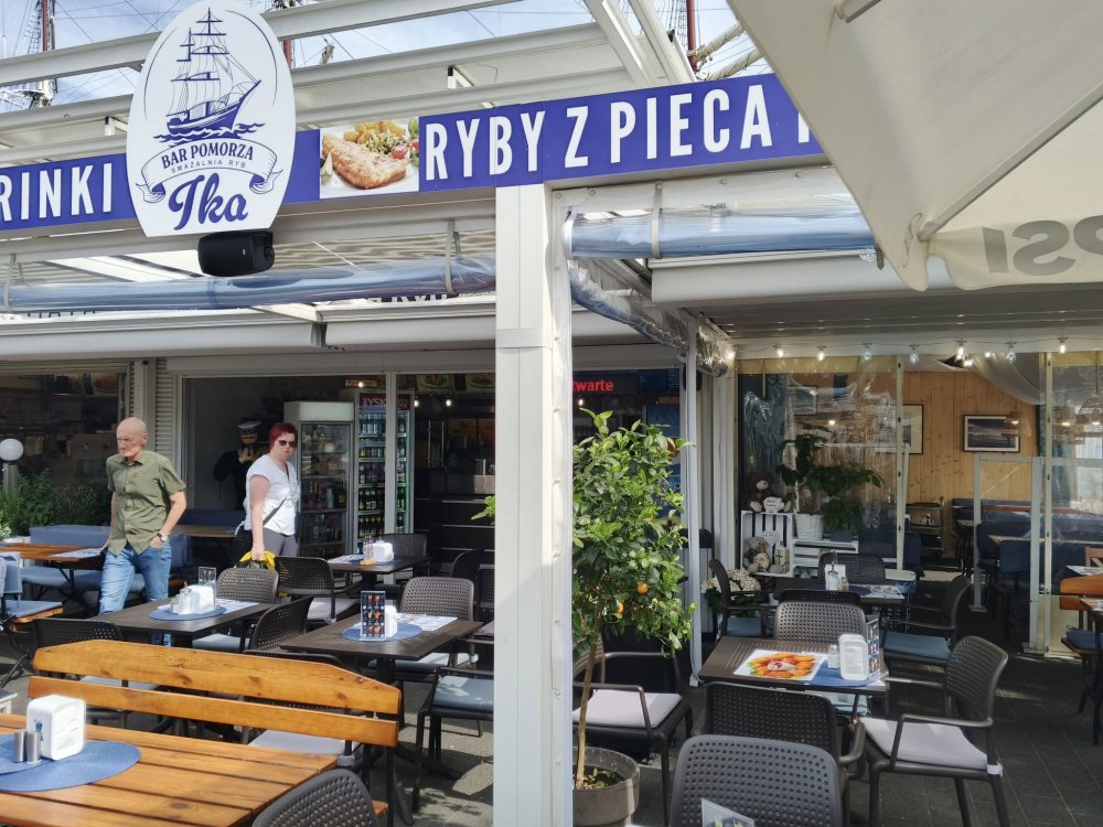 Widok z zewnątrz na smażalnię ryb Ika w Gdyni