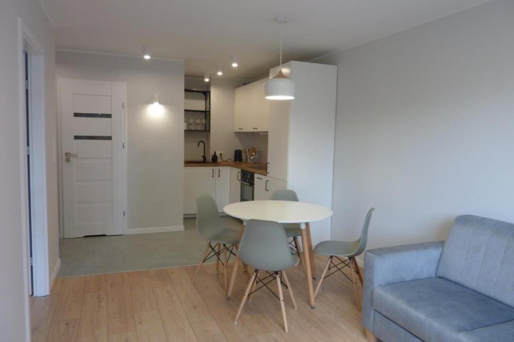 Salon z aneksem kuchennym w obiekcie Apartament 12