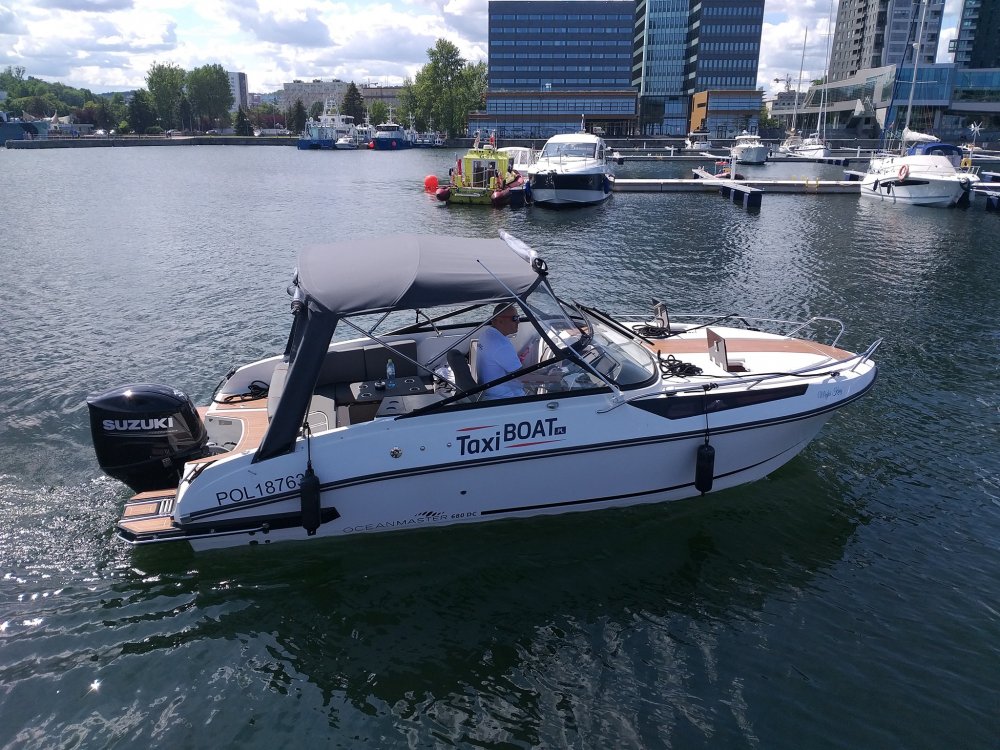 Motorówka Taxi boat na morzu