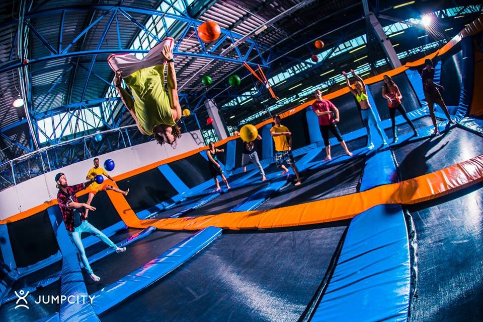 Jump City widok ogólny na park trampolin