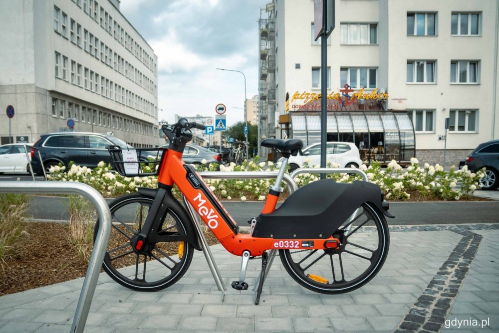 Metropolitalny system roweru miejskiego MEVO, rower stojący przy stojaku rowerowym