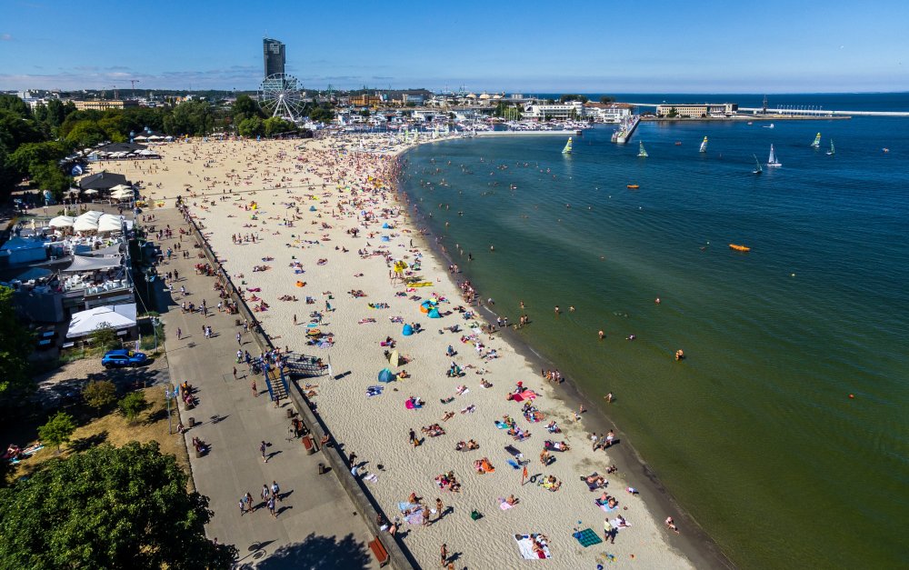 Widok z lotu ptaka na plażę śródmieście w Gdyni