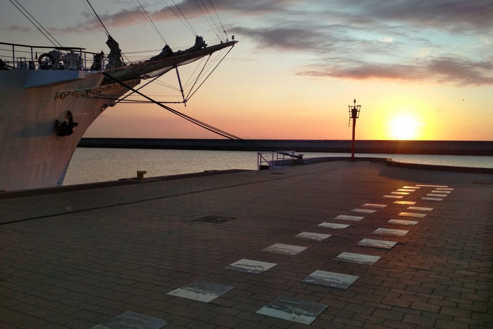 Aleja Statków Pasażerskich w Gdyni, wmurowane tablice