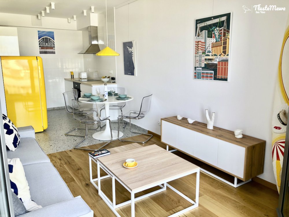 Apartament Tłusta Mewa widok na salon z aneksem kuchennym