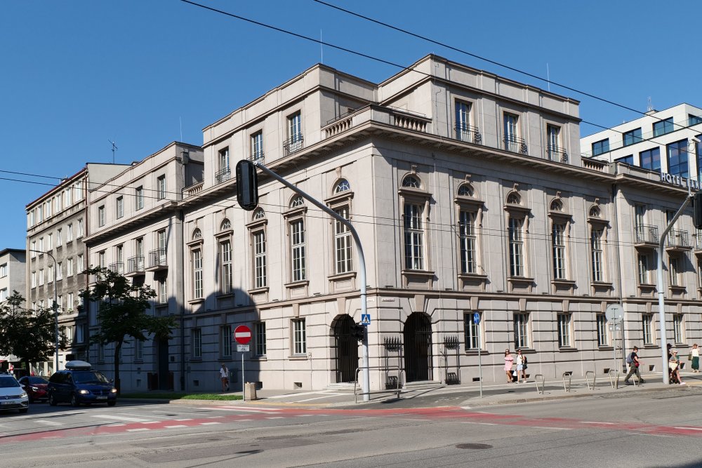 Modernistyczny budynek Bank Polski