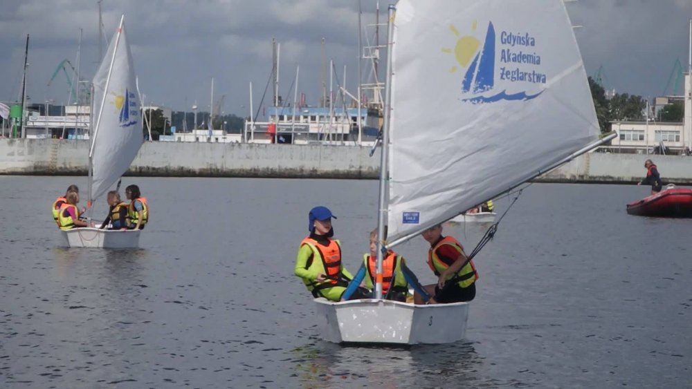 Gdyńska Akademia Żeglarstwa, łódki typu optimist na wodzie