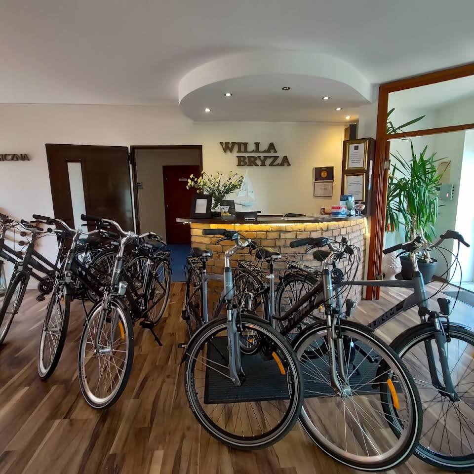 Wypożyczalnia rowerów Bryza Bike, widok na rowery ustawione przed recepcją