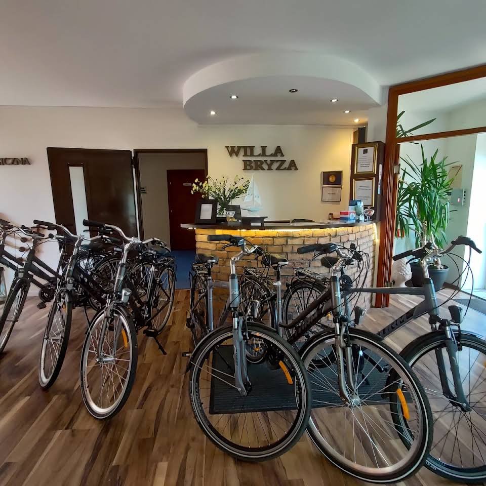 Wypożyczalnia rowerów Bryza Bike, widok na rowery ustawione przed recepcją