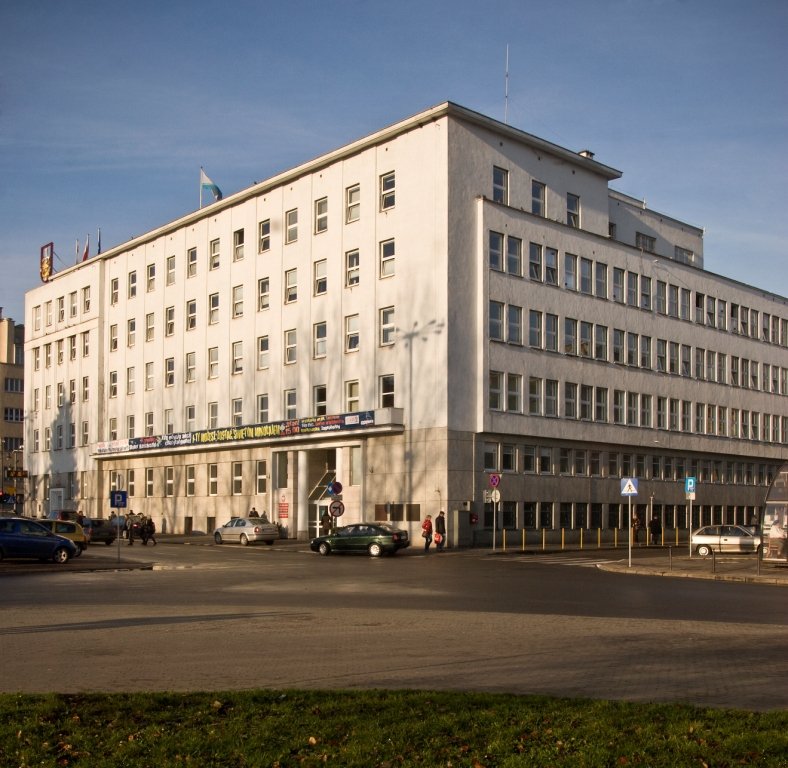 Modernizm, budynek Urzędu Miasta Gdyni - widok budynku z zewnątrz