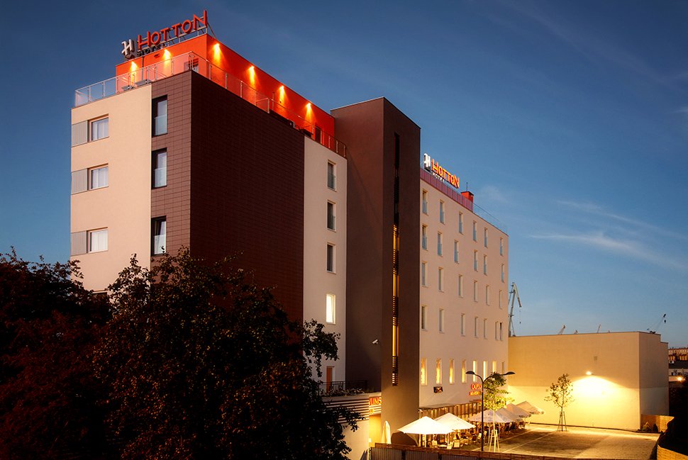 Hotel Hotton widok budynku z zewnątrz