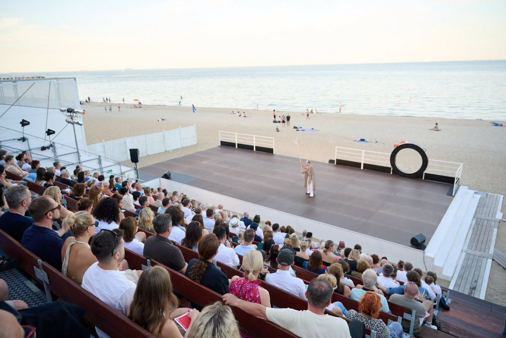 Scena letnia Teatru Miejskiego na plaży