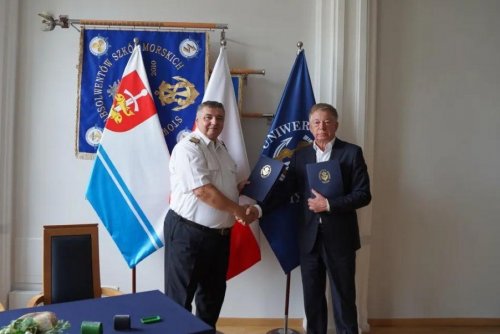 Umowę na budowę centrum informatycznego UMG podpisali rektor uniwersytetu prof. Adam Weintrit (na zdjęciu z lewej) oraz prezes spółki ZAB-BUD Andrzej Zaboklicki (fot. materiały prasowe Uniwersytetu Morskiego)