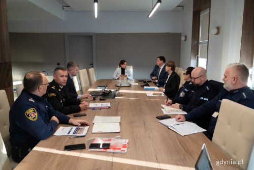 Posiedzenie Miejskiej Komisji Bezpieczeństwa i Porządku. Na zdjęciu od lewej komendant Straży Miejskiej w Gdyni Andrzej Bień,  komendant miejski Państwowej Straży Pożarnej st. bryg. Marcin Nowak, Robert Ronduda – naczelnik Wydziału Zarządzania Kryzysowego i Ochrony Ludności, prezydent Gdyni Aleksandra Kosiorek, Łukasz Kobus Sekretarz Miasta i Dyrektor Generalny Urzędu, radny miasta Łukasz Piesiewicz, komendant miejski Policji w Gdyni mł. insp. Beata Nienadowska wraz z zastępcą nadkom. Adamem Nastałym oraz asp. sztab. Ryszardem Stępińskim z Wydziału Ruchu Drogowego. (fot. Natalia Kawalerowicz)