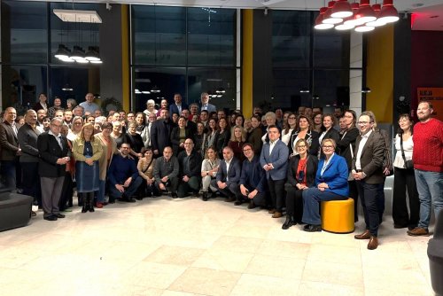 Spotkanie świąteczne zorganizowano w Muzeum Miasta Gdyni. Na zdjęciu m.in.: prezydent Gdyni Aleksandra Kosiorek, przewodniczący Rady Miasta Tadeusz Szemiot, wiceprezydent Gdyni Maciej Zielonka, dyrektor zarządzający ds. kultury i aktywności mieszkańców Mariusz Bzdęga wraz z radnymi i mieszkańcami (fot. Natalia Kawalerowicz)