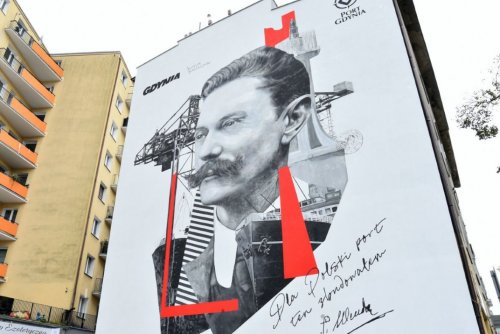 Okolicznościowy mural Tadeusza Wendy na fasadzie budynku przy ul. Władysława IV 11 w Gdyni (fot. Magdalena Czernek)