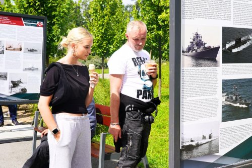 Wystawa, już w trakcie otwarcia, wzbudziała zainteresowanie miłośników okrętów (fot. Aneta Marczak)